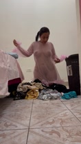 Latina caliente con ropa transparente muestra duro sus enormes tetas