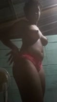 La morena cubana con un tremendo trasero … y sus hermosas tetas se masturban