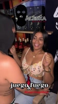Aleska_of rompe una silla en el espectáculo completo