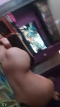Colegiala chupa la pinga mientras mira su película favorita