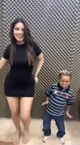 Hermosa joven toma un enano