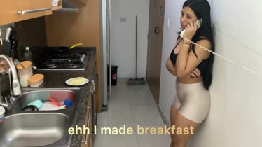 La esposa latina infiel folla con su amante en la cocina mientras habla por teléfono con su esposo