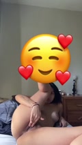 La joven que se masturba se trata de cubrirse la cara, pero no sale