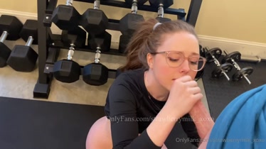 La pareja se pone demasiado cachonda durante el entrenamiento del gimnasio – Strawberrymilk