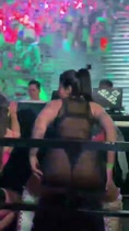 La puta muestra el culo en el baile