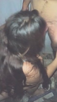 Mujer de la casa la chupa mientras habla con el cuernudo de su esposo