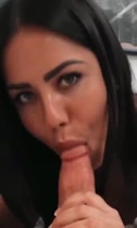 Solo mira sus ojos mientras le da la mejor mamada
