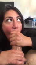 Su madre descubre su polla chupando