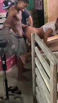 Syning a un mal en la parte trasera de la tienda de comestibles