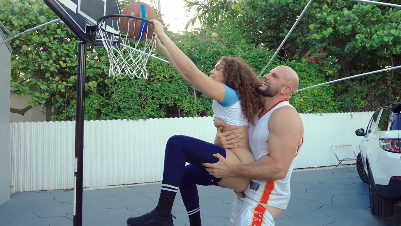Rompiendo un culo perfecto en la cancha de baloncesto después de tirar al aro