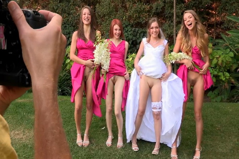 Novia desnuda y sus damas de honor lesbianas hacen el amor el día de la boda
