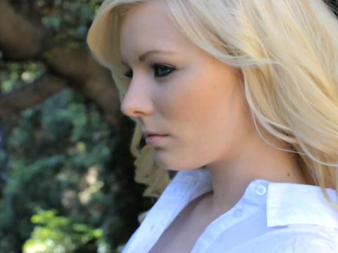 La diosa rubia Elaina Raye disfruta de un polvo matutino caliente con su hombre