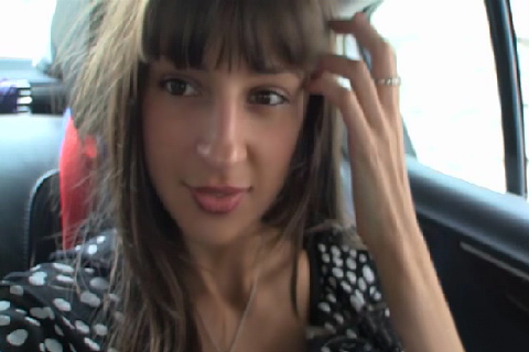 Chica desnuda se masturba en el asiento trasero del coche