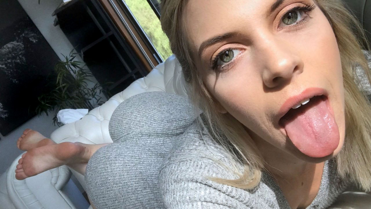 Hermosa y joven novia rubia ha hecho que su hombre se corra en su cara pero quiere más