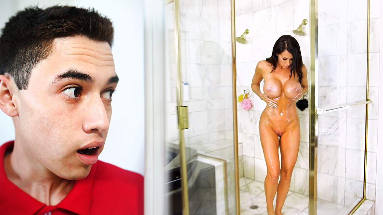 Este chico es atrapado escondiéndose y espiando a su madre desnuda en la ducha.
