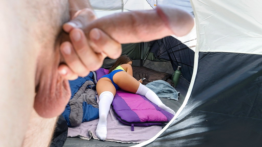 Follándome a la sexy novia de mi amigo a espaldas de mi chica durante un viaje de campamento