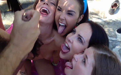 Chicas adolescentes atrevidas se reúnen alrededor de la piscina y chupan una polla