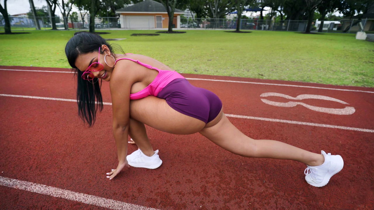 Una atleta morena tetona con un culo apretado me hizo una garganta profunda antes de montarme el eje.