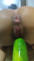 ¿Qué tan dulce es esta chica mientras la clavan en su culo, puso un pepino para el toto?
